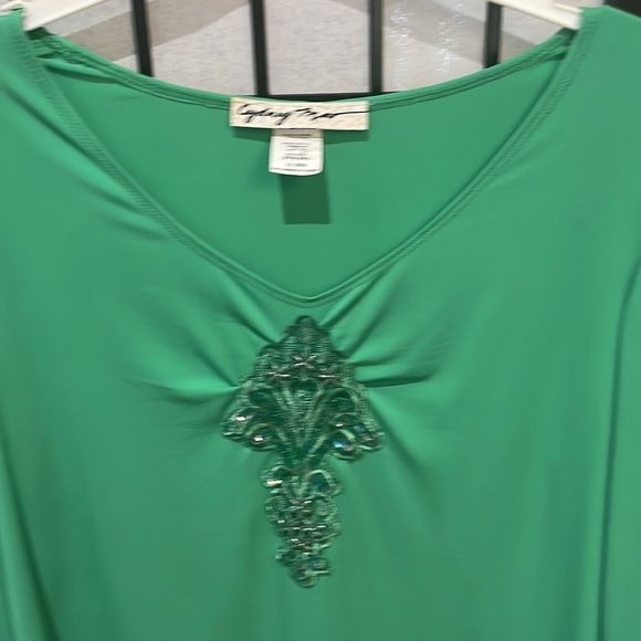 Cydney Mar Beaded Green Top. SZ 2X NWOT - Picture 3 of 3